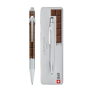 CARAN D'ACHE ΣΤΥΛΟ BALLPOINT ΜΕΤΑΛΛΙΚΟ ΜΠΛΕ ΜΕΛΑΝΙ ΣΕ ΜΕΤΑΛΛΙΚΟ ΚΟΥΤΙ MEDIUM 849 TOTALLY SWISS CHOCO