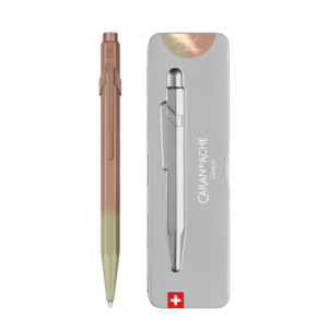 CARAN D'ACHE ΣΤΥΛΟ BALLPOINT ΜΑΥΡΟ ΜΕΛΑΝΙ ΣΕ ΜΕΤΑΛΛΙΚΟ ΚΟΥΤΙ MEDIUM 849 CLAIM YOUR STYLE ΡΟΖ